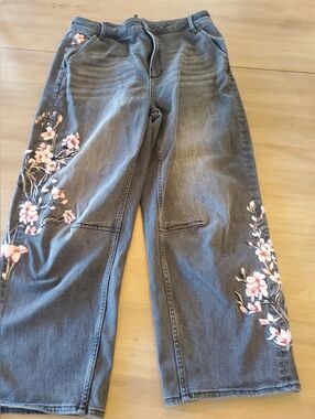 DRIFTWOOD Jeans Barbie Barrel Leg With Floral Embroidery Gray Wash Denim.